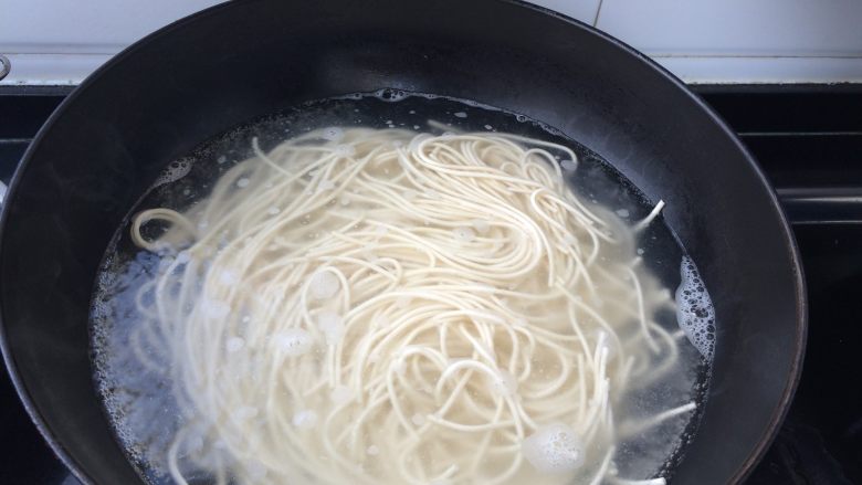 麻酱面,烧沸水,下入面条煮熟