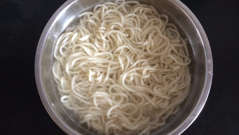 麻酱面,煮熟的面条捞出过一下冷水,如果是夏天可以多过两遍水,吃着凉爽