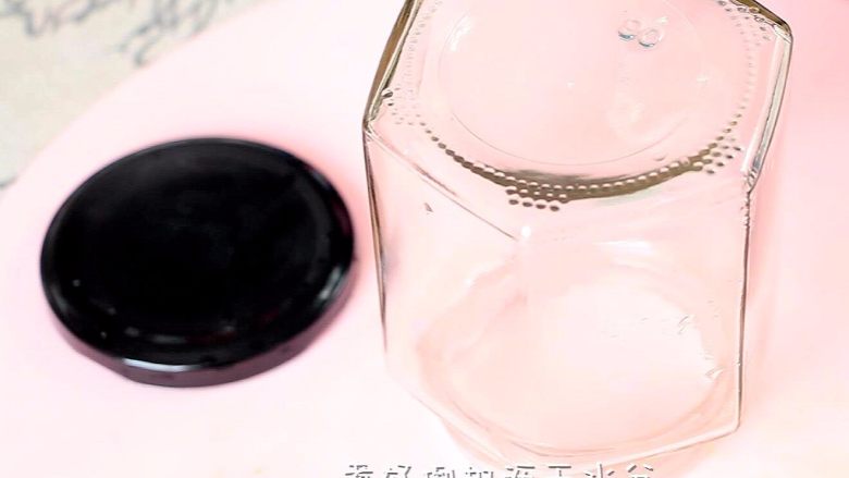 西瓜皮酱,消毒完了,将瓶倒扣沥干水份。