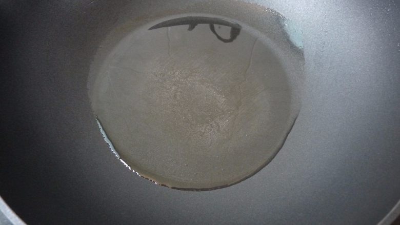 川辣红烧豆腐,把茶油倒入不粘锅里。,烧热