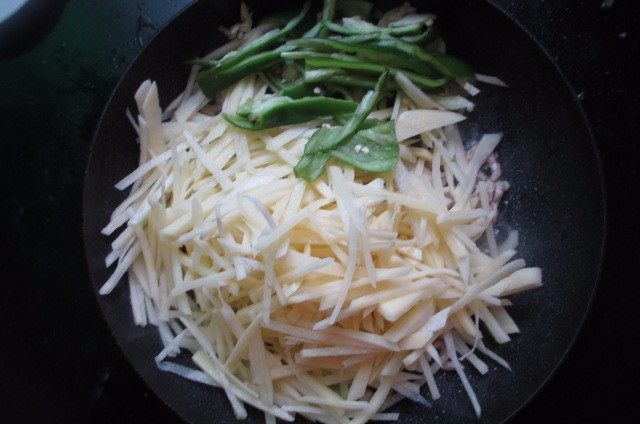 水烙馍卷菜,等肉变色之后放入土豆丝,青椒丝