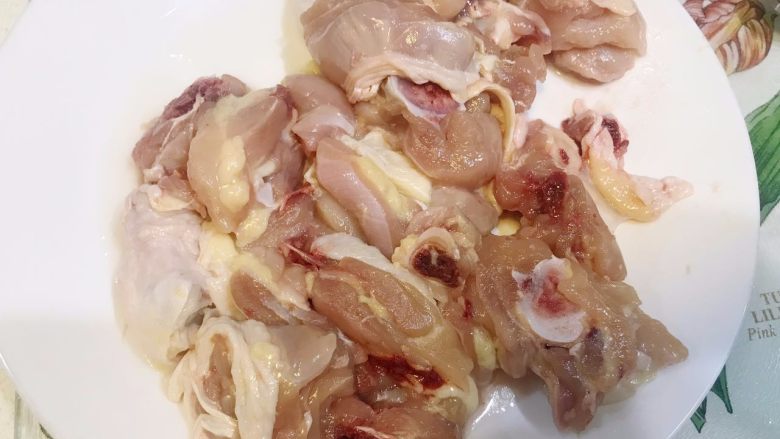香菇鸡煲,鸡腿清水浸泡1小时,洗净剁成大小均匀的鸡块