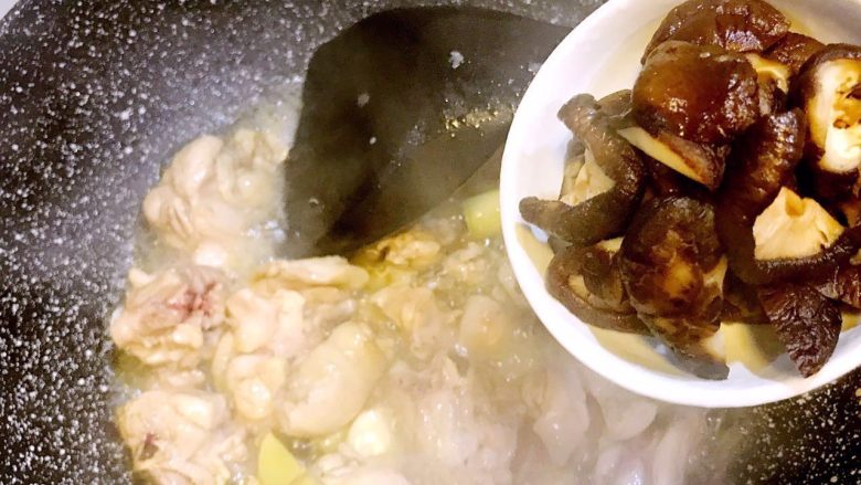 香菇鸡煲,香菇泡发后挤出水分(泡香菇水保留备用),倒入锅中