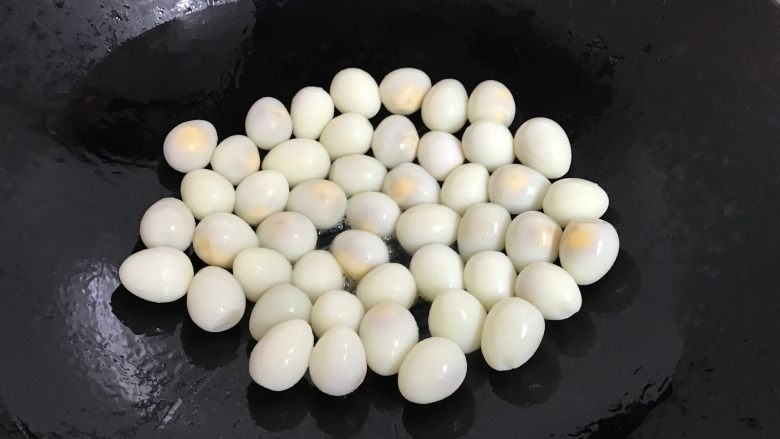 #家常大比拼#葱油鹌鹑蛋,5成热的时候放入剥好的鹌鹑蛋。