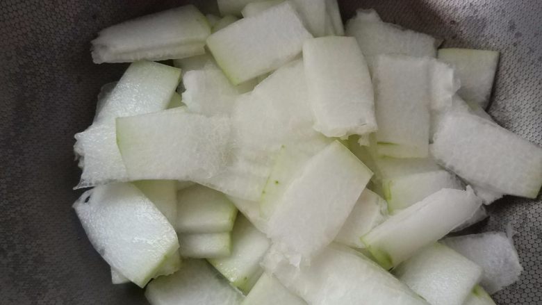 虾味冬瓜,加入冬瓜,大火翻炒2分钟。
