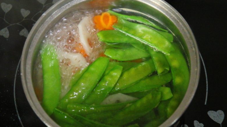 农家小炒,接着放入荷兰豆,搅拌一下,继续煮1分钟,煮至8分熟时即可关火.