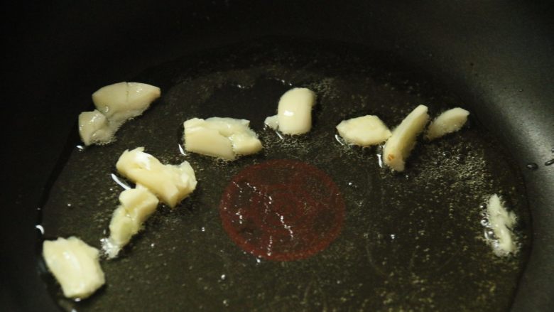 农家小炒,锅里放入适量食用油,小火加热,加入蒜,煸炒出香味。