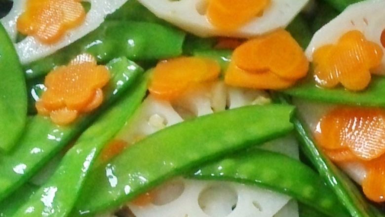 农家小炒,加入滤好的食材,改用大火炒1一分钟。