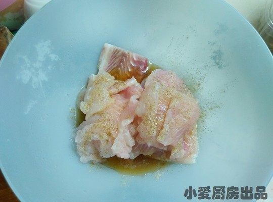 酸菜鱼,将鱼片放入大碗中，加入少许盐、<a style='color:red;display:inline-block;' href='/shicai/ 720'>胡椒粉</a>、<a style='color:red;display:inline-block;' href='/shicai/ 2800'>生姜</a>末、<a style='color:red;display:inline-block;' href='/shicai/ 718'>料酒</a>抓匀码味。