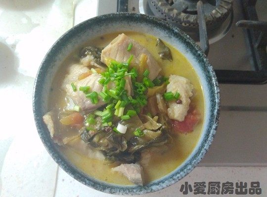 酸菜鱼,将汤和鱼片一起小心倒在碗里。