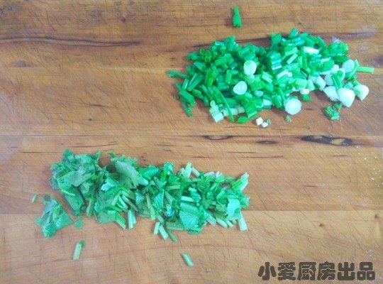 酸菜鱼,将香葱切末。香菜切末。