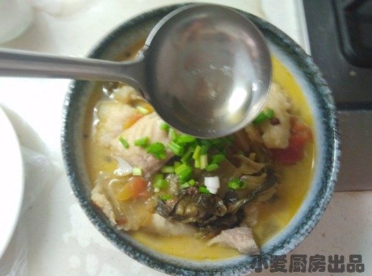 酸菜鱼,将热油浇在鱼片上即可。