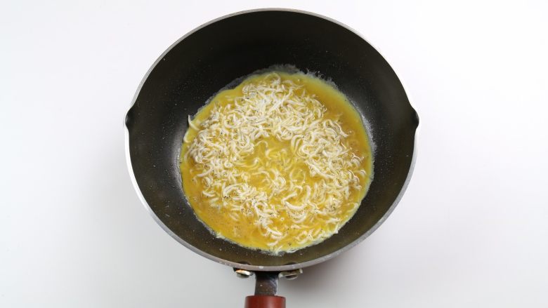 银鱼炒鸡蛋,加入鸡蛋液，中火翻炒，这里火力不能太大，不然炒出来的鸡蛋过老。