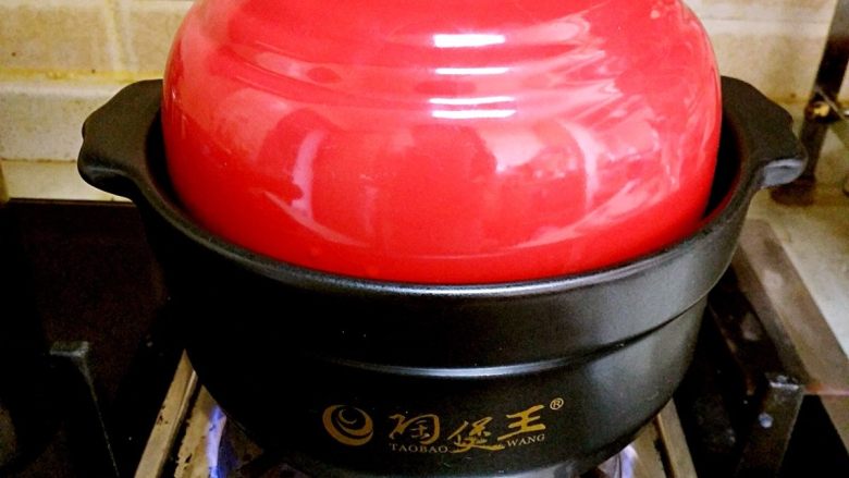 香肠砂锅煲仔饭,砂锅盖上锅盖,天然气调到大火烧。