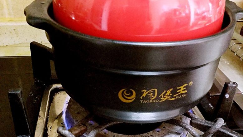 香肠砂锅煲仔饭,盖上锅盖,转大火2分钟后关火。