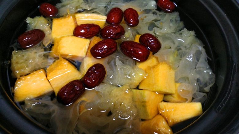 银耳南瓜汤,往砂锅里加入清水,这里水请多加入一些,煲银耳途中请不要加水影响口感。