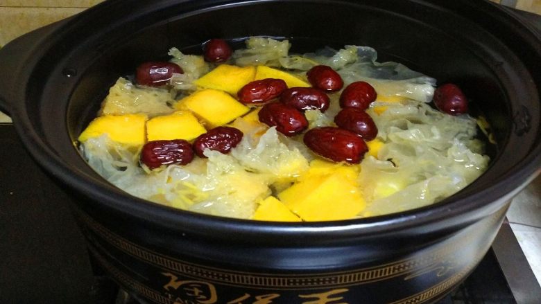 银耳南瓜汤,盖上砂锅盖子,大火把银耳汤烧开20分钟。