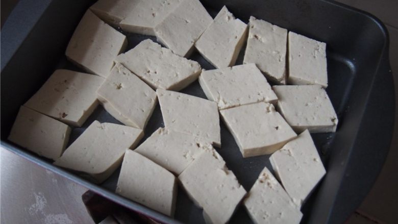 葱烧豆腐,不粘锅内放入少量油,放入豆腐片