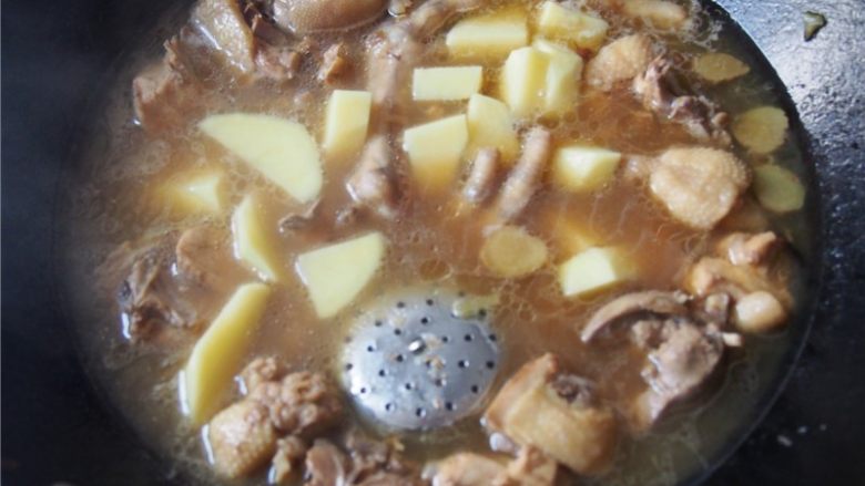 #家常菜大比拼#土豆鸡块,将各种香料放入调料小盒中,调料的种类和量可以根据自己的喜好来。锅内再添一点水,加入<a style='color:red;display:inline-block;' href='/shicai/ 23'>土豆</a>炖熟