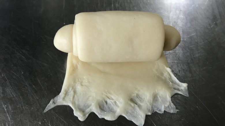 软绵绵吐司,面饼从上之下卷起,底部用手指压薄,有助于粘合