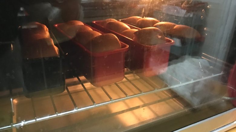 软绵绵吐司,提前预热烤箱上下火180度
吐司盒放入预热好的烤箱内,烤制28-30分钟。表面上色后及时加盖锡纸