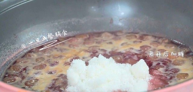葡萄果酱,煮开后加100克糖。这个葡萄巨甜,糖的量放的比较低。葡萄不太甜或者想延缓保质期,要再加糖,糖也是一种保鲜剂。