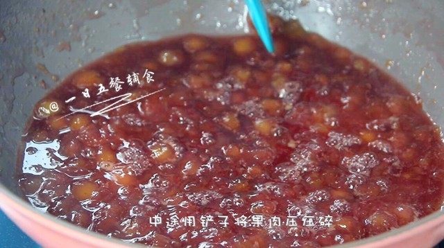 葡萄果酱,中途用铲子将果肉压压碎。
🌻小贴士：最后的果酱还是带着点颗粒的。如果不喜欢，果肉和果皮分离后，将果肉打碎。