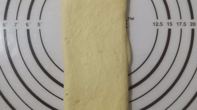 香蕉吐司,将卷竖着擀成比吐司盒略窄的长条状,再滚成卷