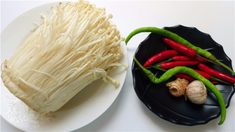 3分钟快手菜凉拌金针菇 ,1. 备好食材:<a style='color:red;display:inline-block;' href='/shicai/ 234'>金针菇</a>、辣椒、蒜头。