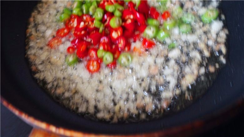 3分钟快手菜凉拌金针菇 ,8. 倒入陈醋,酱油、香油拌匀。