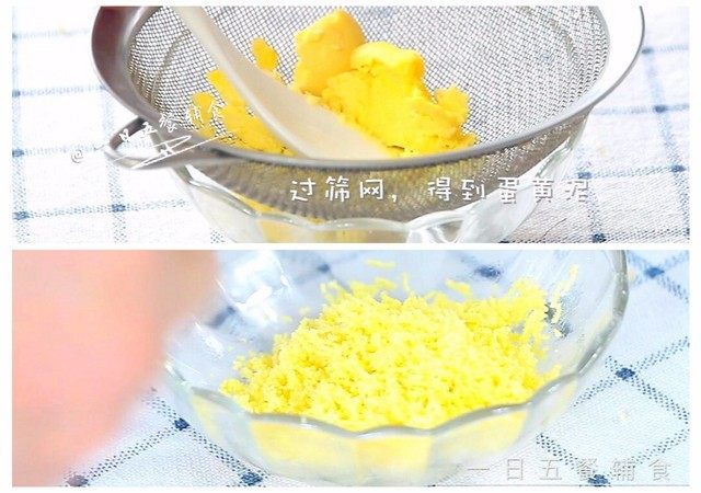 番茄木耳面, 鸡蛋取蛋黄,过筛网,得到蛋黄泥。