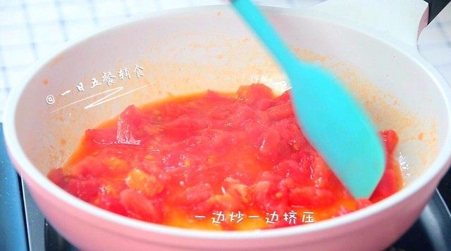 番茄木耳面,锅里加入核桃油,翻炒番茄,一边炒一边挤压。
