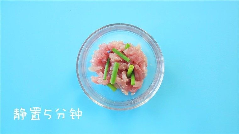 山药蒸肉,静置5分钟去腥。