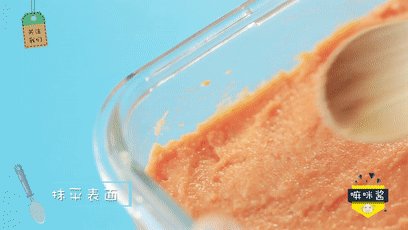 山药蒸肉,把肉泥放入容器中,用勺子抹平表面。