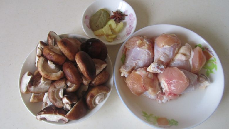 香菇烧鸡翅根,准备好原材料;