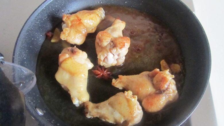 香菇烧鸡翅根,倒入适量的水;