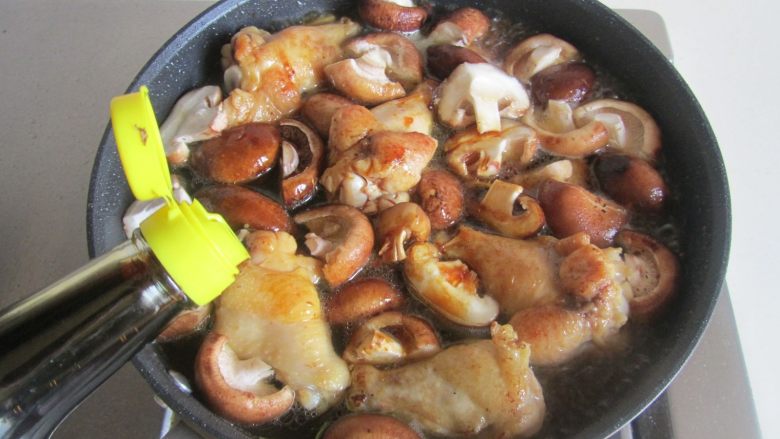 香菇烧鸡翅根,加入适量的味极鲜进去;