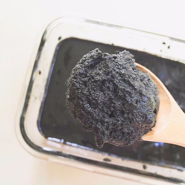 芝麻酱,这个油加的少,就稠很多。芝麻酱是冰箱里的常备,下面做调味,早餐做蔬菜沙拉都需要它。它还一直占据补钙补铁的榜首。