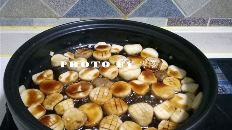 蚝油杏鲍菇,杏鲍菇煎至变黄后,淋入蚝油混合物;