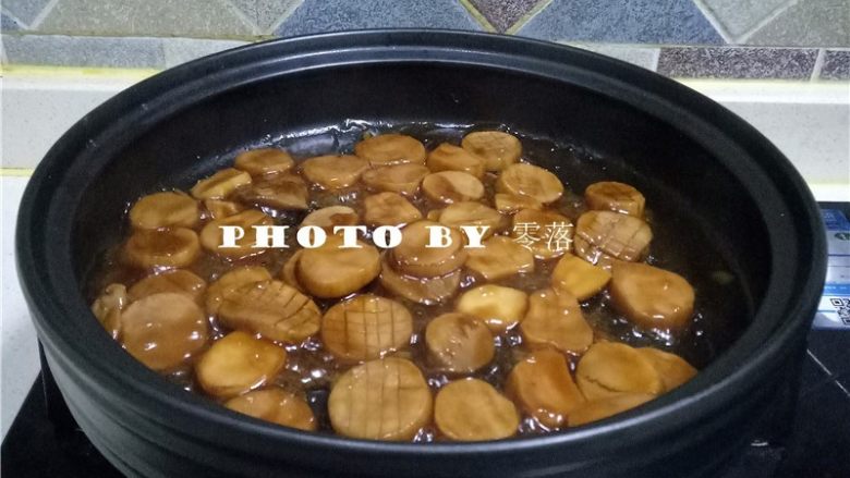 蚝油杏鲍菇,上盖,煮几分钟,淋入水淀粉,迅速搅拌均匀,关火;