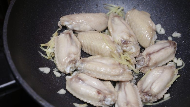 可乐鸡翅,倒入焯过水的鸡翅,翻炒几下;