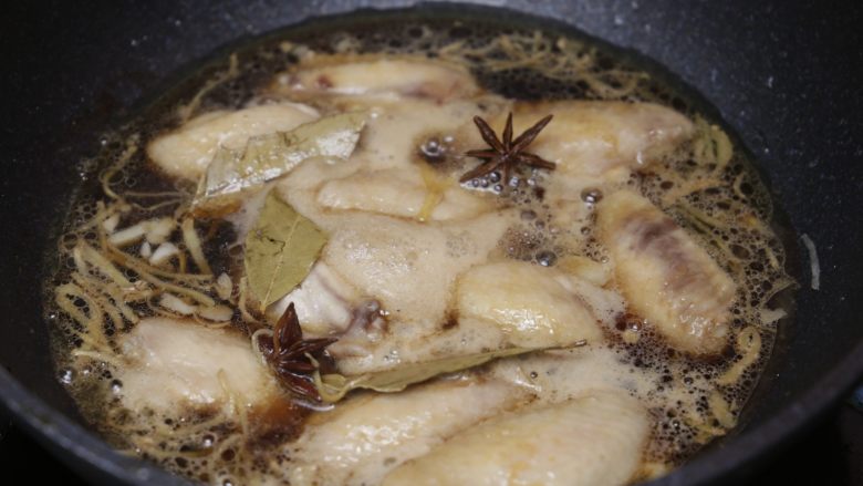 可乐鸡翅,盖上锅盖中火焖煮;