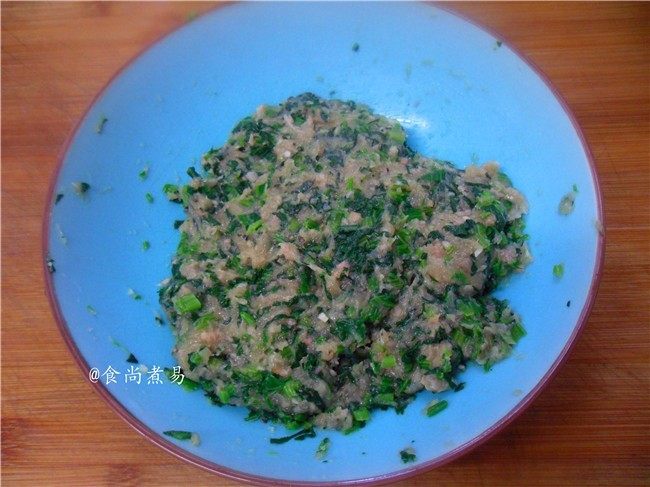 菠菜鸡肉饼,加进肉末里、用手抓匀,腌制片刻