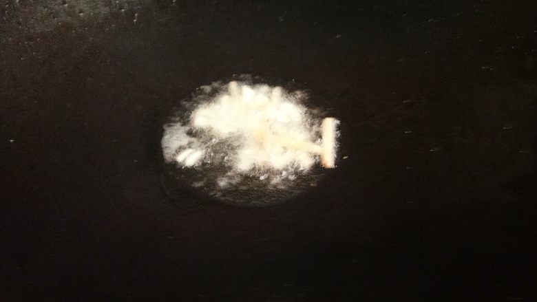 毛豆炒肉丁,热锅放油,下蒜,姜爆香