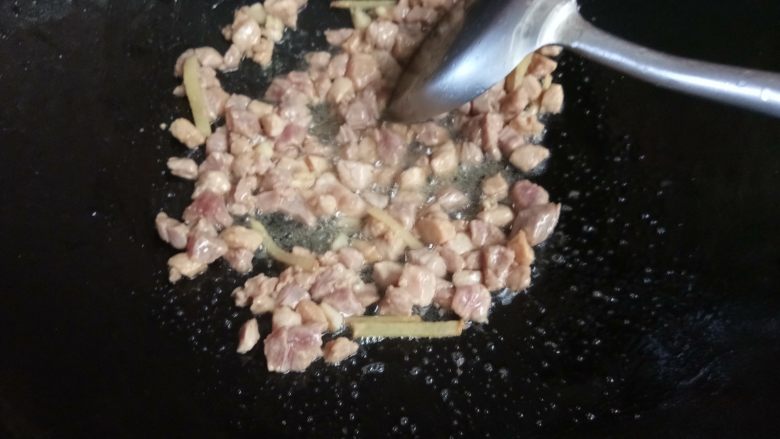 毛豆炒肉丁,放入腌好的肉丁