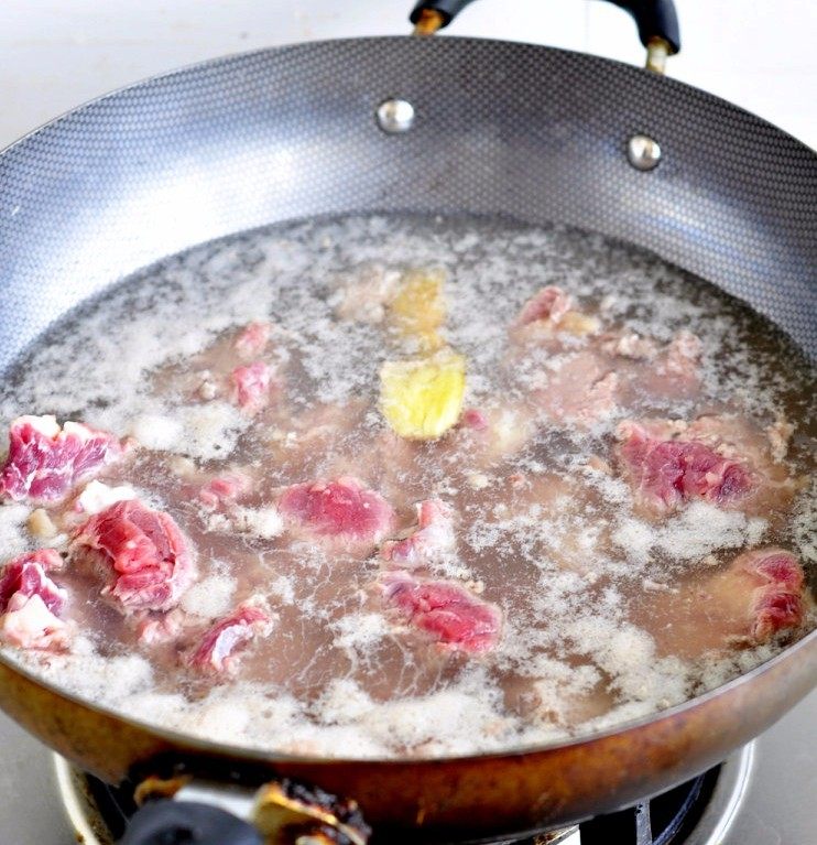 土豆炖牛仔骨,冷水的时候倒入<a style='color:red;display:inline-block;' href='/shicai/ 213'>牛仔骨</a>,加姜块煮水至沸腾。(去除肉的脏污物,去腥)
