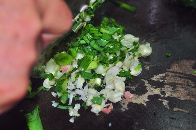 侗家社饭的做法,把做社饭的各种食材洗干净,切好。蒿菜需要不停的搓洗,洗干净后还要把里面的苦水挤出来。