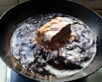 干豆角扣肉,五花肉用热油炸棕红色