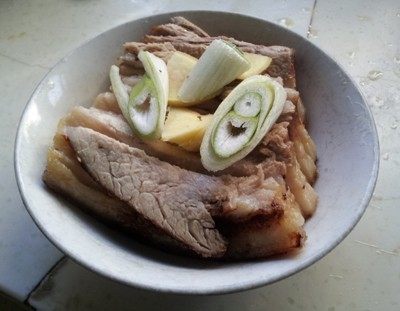 干豆角扣肉,切片装碗，放<a style='color:red;display:inline-block;' href='/shicai/ 3250'>葱</a>、<a style='color:red;display:inline-block;' href='/shicai/ 37'>姜</a>、<a style='color:red;display:inline-block;' href='/shicai/ 695'>八角</a>、盐、<a style='color:red;display:inline-block;' href='/shicai/ 718'>料酒</a>、酱油、<a style='color:red;display:inline-block;' href='/shicai/ 3729'>白糖</a>、高汤