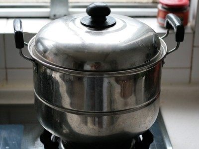 干豆角扣肉,上笼屉中火蒸一个小时，取出扣入盘中
